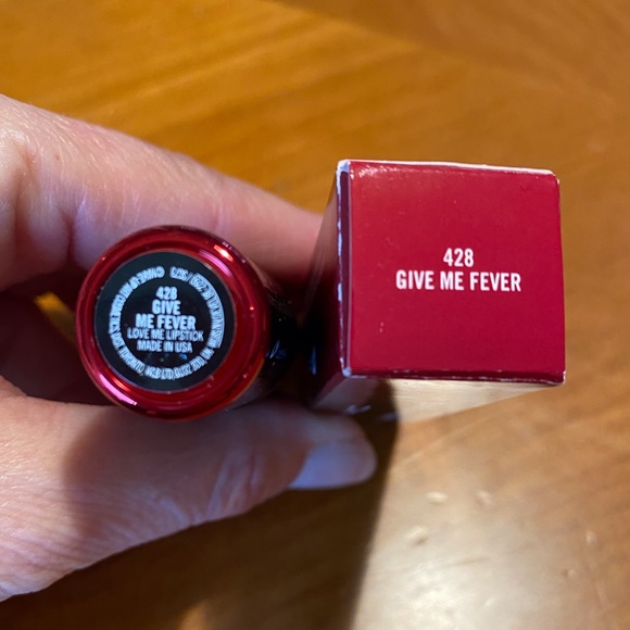 MAC Love Me Lipstick Give Me Fever - Picture 9 of 16